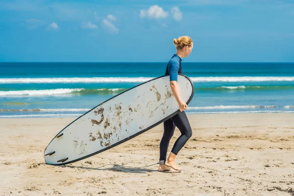 Giovane Donna Costume Bagno Con Surf Principianti Piedi Sulla Spiaggia — Foto Stock