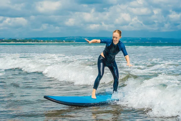 Junge Frau Surft Bei Blauem Anfängersurfen Auf Kleiner Meereswelle Tropenurlaub — Stockfoto
