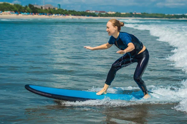 Усміхнена Молода Жінка Вчить Серфінгу Блакитному Серфінгу Невеликій Морській Хвилі — стокове фото