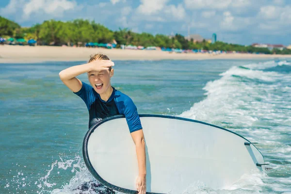 Молода Жінка Купальнику Серфінгом Піщаному Пляжі Тропічних Канікулах — стокове фото