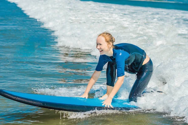 Радісна Молода Жінка Початківець Серфер Синім Серфінгом Навчається Морській Хвилі — стокове фото