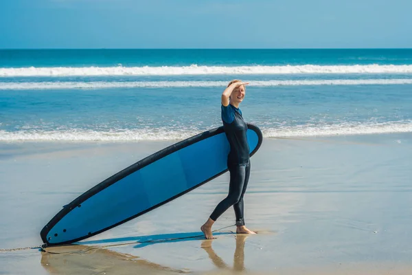 Giovane Donna Allegra Costume Bagno Con Surf Piedi Sulla Riva — Foto Stock