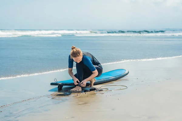 Junge Surferin Schnallt Leine Über Bein Während Sie Meer Geht — Stockfoto