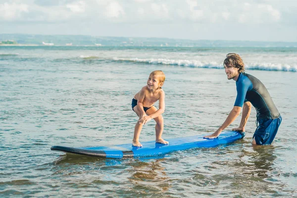 Männlicher Instruktor Bringt Kleinem Jungen Urlaub Surfen Meer Bei — Stockfoto