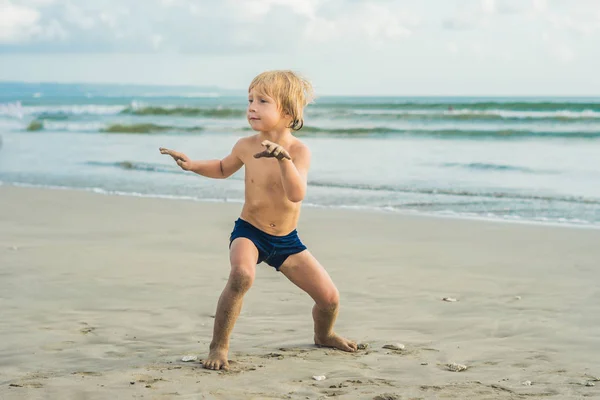 Μικρό Αγόρι Μάθηση Στάση Σέρφινγκ Στην Άμμο Τροπική Παραλία — Φωτογραφία Αρχείου