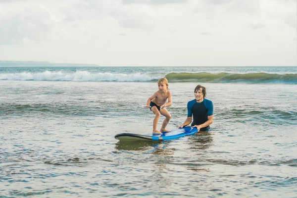 Baba Öğretim Oğul Denizde Tatil Tatil Üzerinde Sörf — Stok fotoğraf