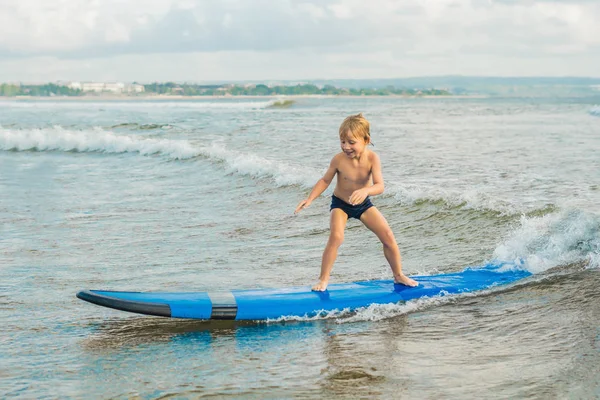 Μικρό Αγόρι Σερφάρισμα Στο Surf Σκάφους Τροπική Παραλία — Φωτογραφία Αρχείου