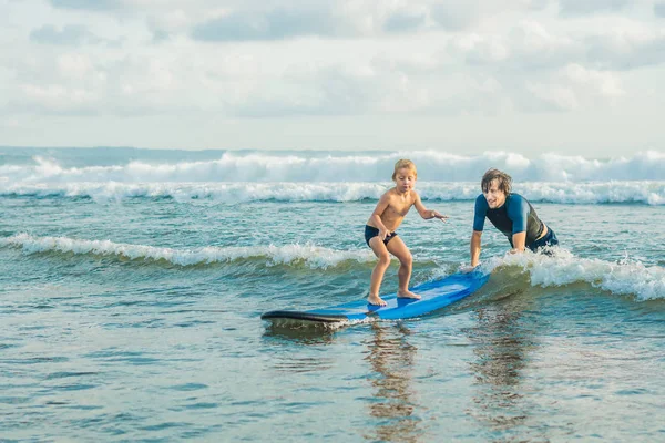Papà Insegna Figlio Fare Surf Mare Vacanza — Foto Stock
