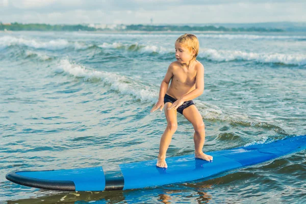 Μικρό Αγόρι Σερφάρισμα Στο Surf Σκάφους Τροπική Παραλία Στις Διακοπές — Φωτογραφία Αρχείου