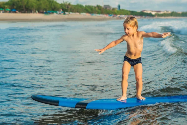 Liten Pojke Surfa Surfbräda Våg Tropical Beach — Stockfoto