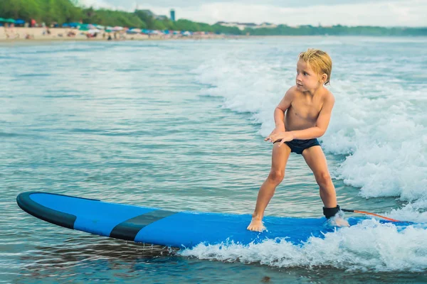 Petit Garçon Surfant Sur Une Planche Surf Sur Une Plage — Photo