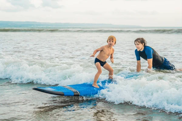 Ojciec Nauczania Synka Surfing Morze Urlop — Zdjęcie stockowe