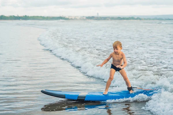 Petit Garçon Surfant Sur Une Planche Surf Sur Une Plage — Photo