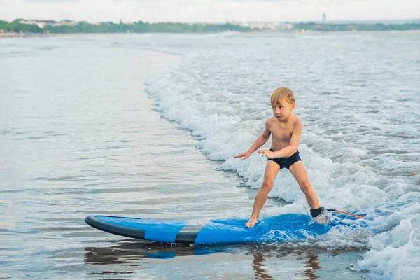 Kleiner Junge Surft Auf Surfbrett Tropischen Strand — Stockfoto