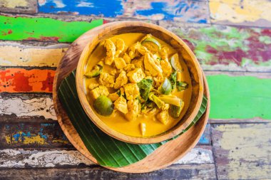 Yüksek açılı görünüş vegan yeşil Hindistan cevizi köri ile masaya servis tofu.