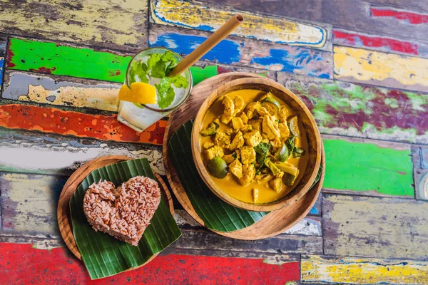 Vista Alto Ângulo Caril Coco Verde Vegan Com Tofu Servido — Fotografia de Stock