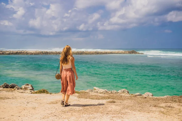 Νεαρή Γυναίκα Στηρίζεται Καταπληκτικό Melasti Παραλία Τιρκουάζ Νερά Νησί Του — Φωτογραφία Αρχείου