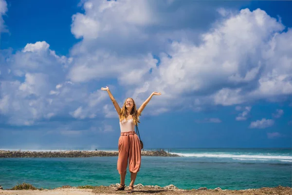 Jeune Femme Reposant Sur Plage Incroyable Melasti Avec Eau Turquoise — Photo