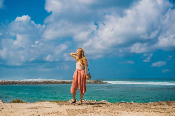 Giovane Donna Che Gode Della Vista Sulla Splendida Spiaggia Melasti — Foto Stock