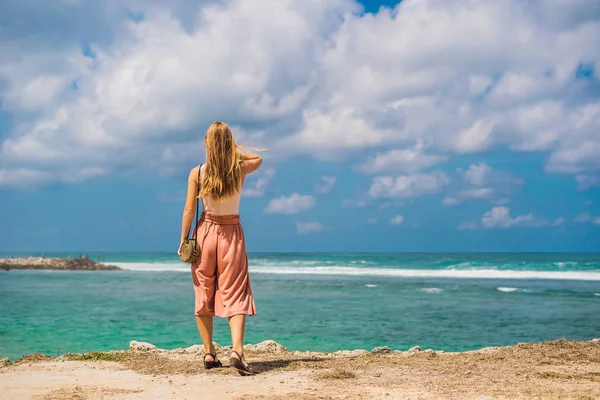 Jovem Mulher Desfrutando Vista Sobre Incrível Melasti Beach Com Água — Fotografia de Stock