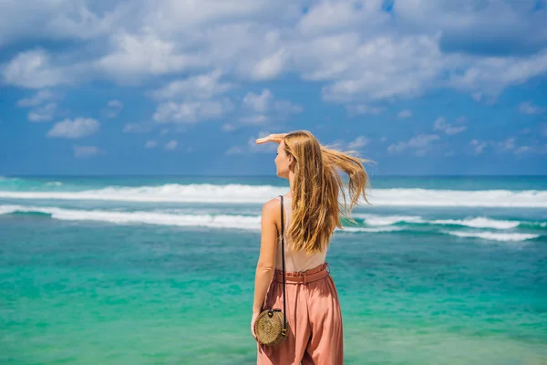 Jovem Mulher Desfrutando Tempo Incrível Melasti Beach Com Água Azul — Fotografia de Stock