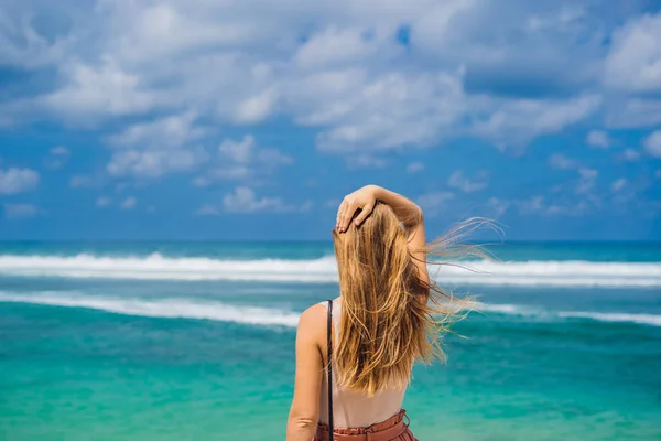 Giovane Donna Che Gode Tempo Sulla Splendida Spiaggia Melasti Con — Foto Stock