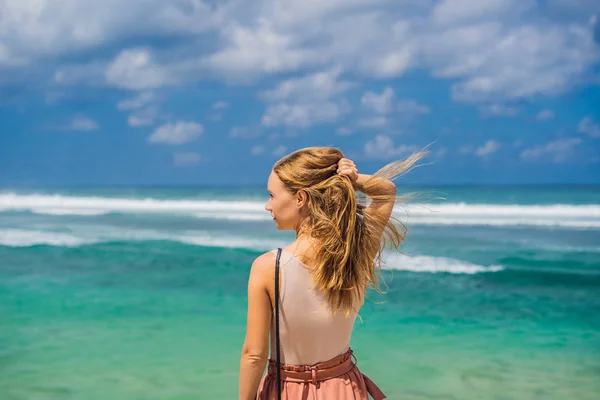 驚くほどメラスティ ビーチのターコイズ ブルーの海 バリ島 インドネシアでの天気を楽しんでいる若い女性 — ストック写真
