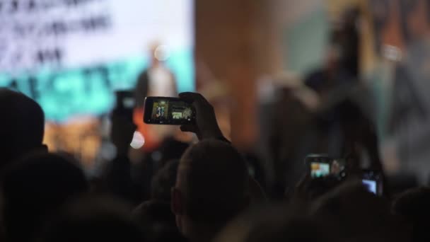 Menschen Genießen Rockkonzert Und Fotos Mit Handys Bei Musikfestival — Stockvideo