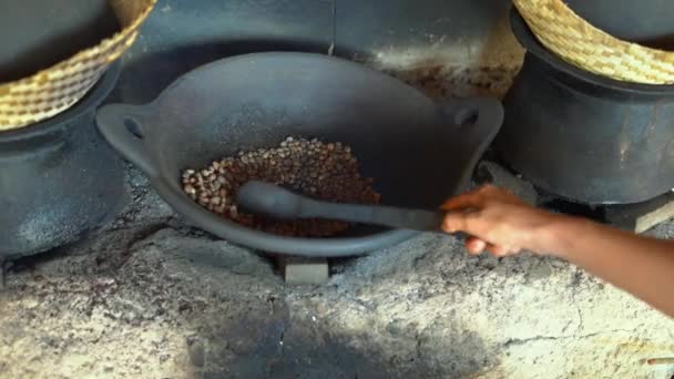 Bilder Processen Traditionella Rostning Kaffe Rustika Ugn — Stockvideo