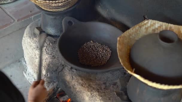 Riprese Del Processo Torrefazione Tradizionale Del Caffè Forno Rustico — Video Stock