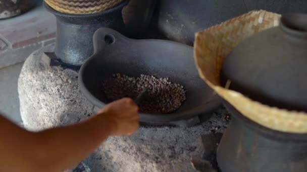 Filmmaterial Vom Prozess Der Traditionellen Kaffeeröstung Rustikalen Backofen — Stockvideo