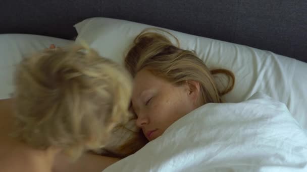 Сын с мамой спят и обнимаются. С мачехой в одной кровати в отеле. Спящий подросток и мама. Ребенок в кровати с родителями. Фотосессия сыном в постели.