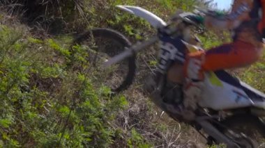 Vladivostok, Rusya - 8 Ekim 2018: Ağır çekim çekim motosiklet racer binicilik bisiklet toprak yol üzerinde