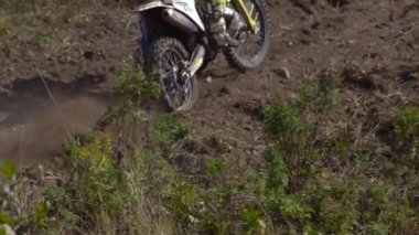 Vladivostok, Rusya - 8 Ekim 2018: Ağır çekim çekim motosiklet racer binicilik bisiklet toprak yol üzerinde