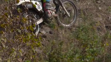 Vladivostok, Rusya - 8 Ekim 2018: Ağır çekim çekim motosiklet racer binicilik bisiklet toprak yol üzerinde
