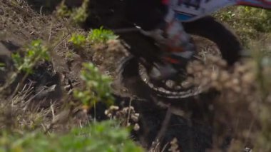 Vladivostok, Rusya - 8 Ekim 2018: Ağır çekim çekim motosiklet racer binicilik bisiklet toprak yol üzerinde