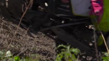 Vladivostok, Rusya - 8 Ekim 2018: Ağır çekim çekim enduro motosiklet yarış toprak yol üzerinde