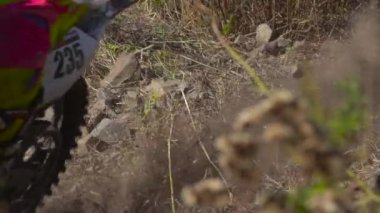 Vladivostok, Rusya - 8 Ekim 2018: Ağır çekim çekim enduro motosiklet yarış toprak yol üzerinde