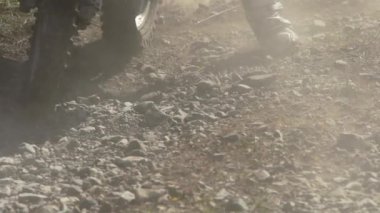 Vladivostok, Rusya - 8 Ekim 2018: Ağır çekim çekim enduro motosiklet yarış toprak yol üzerinde