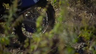 Vladivostok, Rusya - 8 Ekim 2018: Ağır çekim çekim enduro motosiklet yarış toprak yol üzerinde