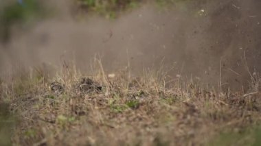 Vladivostok, Rusya - 8 Ekim 2018: Ağır çekim çekim enduro motosiklet yarış toprak yol üzerinde