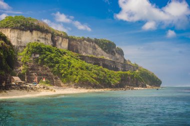 Güzel Melasti plaj turkuaz su ve tropikal kayalar, Bali Adası, Endonezya.