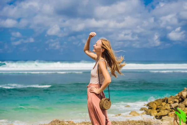 Jovem Viajante Sexo Feminino Desfrutando Tempo Incrível Melasti Beach Com — Fotografia de Stock