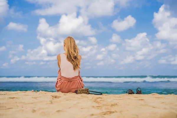 Νεαρή Γυναίκα Κάθεται Στην Άμμο Και Απολαμβάνοντας Θέα Τιρκουάζ Νερά — Φωτογραφία Αρχείου