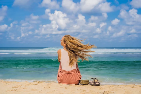 Jovem Mulher Sentada Areia Desfrutando Vista Para Água Azul Turquesa — Fotografia de Stock