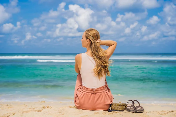 Mujer Joven Sentada Arena Disfrutando Vista Del Agua Turquesa Increíble —  Fotos de Stock