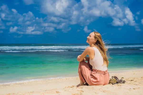 Mujer Joven Sentada Arena Disfrutando Vista Del Agua Turquesa Increíble —  Fotos de Stock