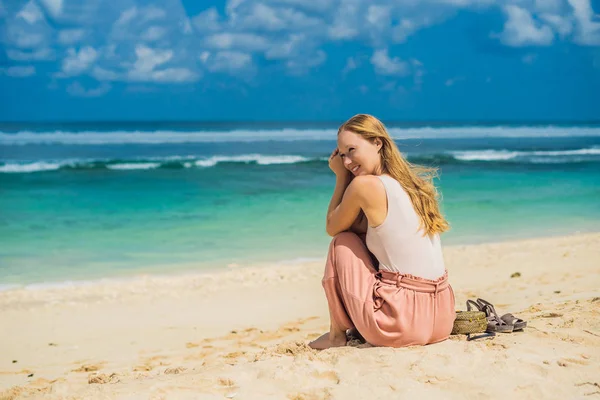 Молодая Женщина Сидящая Песке Наслаждающаяся Видом Бирюзовую Воду Удивительном Пляже — стоковое фото