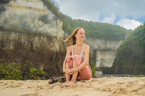 Jovem Viajante Sexo Feminino Descansando Areia Tempo Ventoso Incrível Melasti — Fotografia de Stock