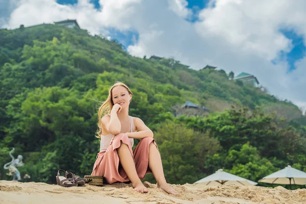 Jóvenes Viajeras Descansando Arena Con Viento Increíble Playa Melasti Isla —  Fotos de Stock